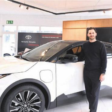 Die Zukunft auf vier Rädern - Geschäftsleiter Markus Dubler präsentiert den neuen Toyota bZ4X. Dies sei «die Faszination der vollelektrischen Mobilität», hält der Hersteller fest. Bild: dm