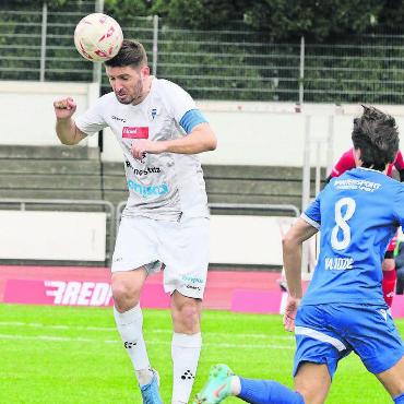 Die Basis stimmt - Der FC Wohlen will sein Team möglichst zusammenhalten. Captain Alban Pnishi (links) wird bleiben. Bild: Josip Lasic