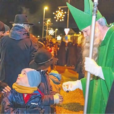 Viele funkelnde Kinderaugen - Ein Bild sagt mehr als 1000 Worte. Die Faszination des St.-Nikolaus-Brauchtums in Wohlen ist bezaubernd. Bild: Stefan Hotz