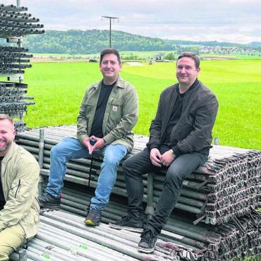 Friedlicher Techno-Walzer - Der Aufbau beim Fröschenteich-Gelände für das Hive Air ist am Mittwoch gestartet. Die Festivalleitung freut sich. Vorne: Robin Brühlmann, hinten, von links: Lorin Segrada und Anatol Gschwind. Bild: Stefan Sprenger