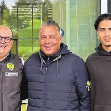Prominenter Besuch auf der Burki - Diego Benaglio (l.) und Colin Hegner (2. v. r.) standen für rund zwei Stunden für Autogramme zur Verfügung. Bild: zg