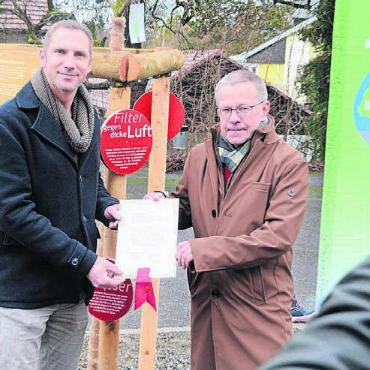 Soll bloss der Anfang sein - Dottikons Ammann Roland Polentarutti (rechts) und Villmergens Gemeinderat Daniel Füglistaler mit der Geschenkurkunde.