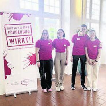 Partizipation und Motivation der Jugend - Sie überzeugten mit ihrer Präsentation (von links): Leonie Waldner, Sana Wazir, Lars Gutknecht und Johanna Steiger. Bild: zg
