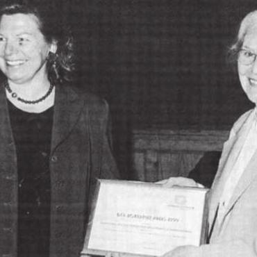 Rotkreuzpreis für Luise Thut - Luise Thut (r.) nimmt den Freiämter Rotkreuzpreis entgegen. Bild: Archiv