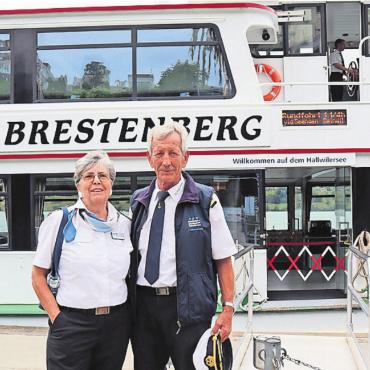 Der See als zweites Zuhause - Mit Herz und Seele sind Ursula und Fritz Häusermann für die Schifffahrtsgesellschaft Hallwilersee tätig. Bild: vaw