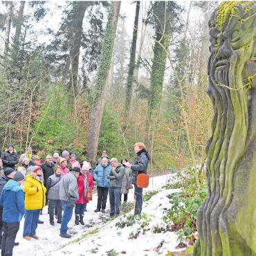 Ein trauriges Freiämter Kapitel - Unter den Augen der «Brennenden Männer» berichtete Josef Kunz über die Villmerger Kriege. Bilder: Annemarie Keusch