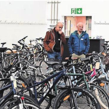 Mehr als nur eine Premiere - Gelungene Premiere von Pro Velo Region Wohlen: Die Auswahl war vielfältig und das Interesse an den Velos war gross. Bild: dm