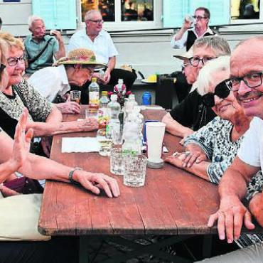 Ein Sommerabend zum Geniessen - Gute Stimmung an jedem Tisch: So macht ein launiger Sommerabend in guter Gesellschaft sichtlich Spass.