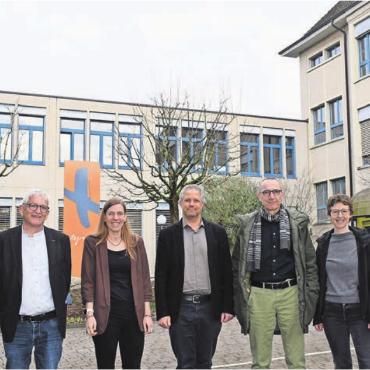 Projekt weiter konkretisiert - Im März präsentierten die Verantwortlichen und das Architektenteam das Baubegehren. In der Mitte Integra-Geschäftsführer Jonas Meier. Bild: Archiv/dm