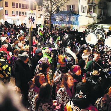 Monstermässig gut - Die Marktstrasse war brechend voll während des grossen Monsterkonzerts am Abend. Auch wenn sich die Guggen nicht alle hörten, Spass hat es trotzdem gemacht.