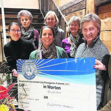 Junge Musikerinnen fördern - Die offizielle Scheckübergabe, von links: Manuela Luzio (Vizepräsidentin Soroptimist Bremgarten), Rose-Marie Mülli, Stefanie C. Braun, Dorothee Bokhoven, Therese Kron, Stefan Hegi, Michaela Allemann. Bild: zg