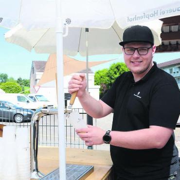 Lehrling mit eigener Brauerei - Gleich bei seiner ersten Begegnung mit der Kunst des Bierbrauens wurde bei Bryan Kuhn die Faszination entfacht für dieses Handwerk. Nun freut er sich, den Dintikern (und anderen) sein Dintiker Bier ausschenken zu können. Bild: Chregi Hansen