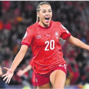 Freiämter Sportler des Jahres - ALAYAH PILGRIM (22)
MURI / AS ROM
FUSSBALL
Alayah Pilgrim spielt mit den Frauen der AS Rom in der Champions League und ist in der Tabelle der Serie A ganz oben anzutreffen. Im Schweizer Nationalteam wird sie im Sommer zu einer prägenden Figur. Die Stürmerin wird in allen vier Spielen der Heim-Europameisterschaft eingewechselt, erzielt beim Sieg gegen Island das entscheidende 2:0.