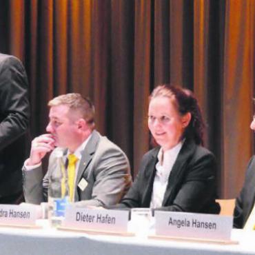 Grösster Verein weibelt für Repol - Der Vorstand der TCS-Untersektion Freiamt wurde für drei weitere Jahre im Amt bestätigt. Von links: Stefan Schumacher, Franziska Schmellentin, Andrea Stutz, Präsident Marco Lütolf, Peter Koch, Sandra Hansen, Dieter Hafen, Angela Hansen und Martin Koch. Bild: Thomas Stöckli