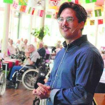 Die Welt geht nicht unter - Zweimal drei Monate hat Ioannis Dougas in der Betreuung und Aktivierung mitgearbeitet. Er freut sich sehr, auf so viele bekannte Gesichter zu treffen. Ich habe viel gelernt in der Zeit hier, sagte er. Bild: Chregi Hansen