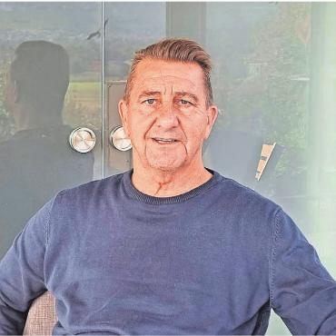 Wirbel um die Zuckerpuppe - Walter Koch ist mit viel Engagement Regisseur. Das stellt er auch den Theaterleuten der Freien Bühne Lunkhofen in diesem Herbst wieder zur Verfügung. Bild: Verena Anna Wigger