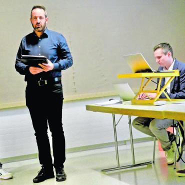 Anlaufstelle für alle Beteiligten - Ihre Gemeinden spannen für die Schulsozialarbeit zusammen. Von links: Dominic Bieri, Abteilungsleiter SSA und Flurin Burkard, Bereichsleiter Gesellschaft, Soziales und Bildung der Gemeindeverwaltung Wohlen, mit den Büttikern Lukas Isler, Gemeindeschreiber, und Gemeindeammann Gian Carlo Silvestri. Bild: Thomas Stöckli