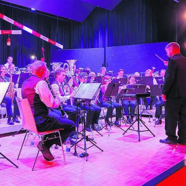 Achtung Baulärm - Die Musiker des Musikvereins Concordia spielten sich in die Herzen des Publikums. Bilder: sp
