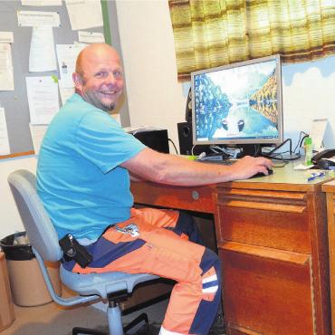 Hochsaison für den Hauswart - In seiner «Zentrale» behält Hauswart André Lörtscher den Überblick. Bilder: Thomas Stöckli