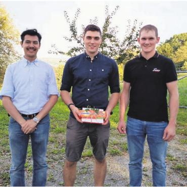 Mit Durchhaltewille und Engagement - Blicken auf einen erfolgreichen Anlass zurück (von links:): Yanik Nyffeler, SVP-Grossrat Lukas Abt und Daniel Stierli. Bild: zg