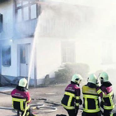 Wertvolles Zeichen der Solidarität - Die Feuerwehr bekam den Brand schnell in den Griff. Bis der Dorfladen aber wieder eröffnen kann, dürfte es noch einige Zeit dauern. Bild: pz