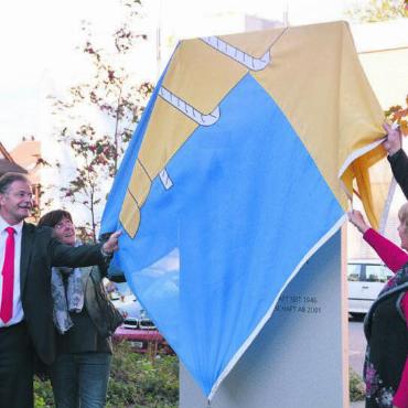 Symbol für tiefe Verbundenheit - Im Oktober 2015, während der Hagewo, wurde die neue Stele mit Lermoos-Bezeichnung vor dem Wohler Gemeindehaus enthüllt.