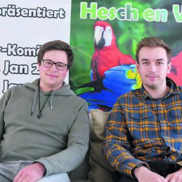 Neuer, vielleicht letzter Anlauf - David Mühlebach (links) und Silas Hard vor dem Plakat des Theaters 2022. Damals musste es abgesagt werden. Nun wagt der Verein einen neuen Anlauf. Bild: Annemarie Keusch