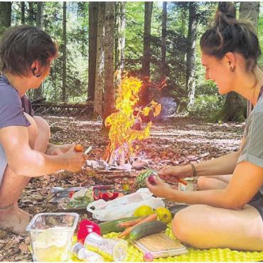 In Verbindung mit der Natur - Jennifer Geissmann (rechts) ist diplomierte Sozial- und Erlebnispädagogin und nutzt die Natur als Lernraum. Bild: zg