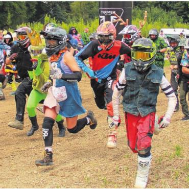 Ein Dorf hat positives Kopfweh - Spektakel pur: Der «LeMans»-Start der Töffli-Trophy. Die Fahrerinnen und Fahrer sprinten zu ihren Töffli. Bilder: Luca Nauer
