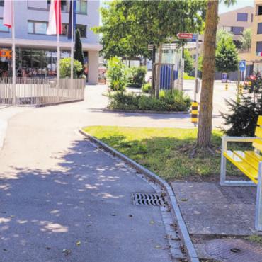 Miteinander ins Gespräch kommen - Nach dem neuen Brunnen (links) jetzt also das neue Bänkli. Es soll zum Austausch anregen – auch wenn dies durch die Nähe zur Hauptstrasse nicht ganz so einfach ist. Bilder: vaw/chh