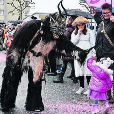 Klebriger Konfetti-Regen - «Aare-Tüfel», eine Brauchtumsgruppe, die Krampusse den Zuschauern näherbringen will.
