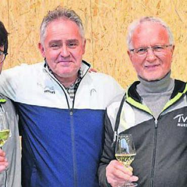Happy End einer langen Geschichte - Freude herrscht. Von links: Architekt Martin Wyss, Martin Leu, Präsident der IG Sportvereine, Initiant Felix Kleiner sowie Lucia Schroth, Moderatorin und Handball-Präsidentin.