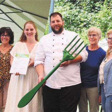 Essen auch im Alter wichtig - Beatrice Meier Wahl vom Landwirtschaftlichen Zentrum Liebegg (rechts) überreicht Küchenchef Reto Bussmann und Restaurantleiterin Belinda Marcella (Mitte) das Zertifikat und die Fourchette verte (grüne Gabel) im Grossformat. Mit dabei die Verantwortlichen der Oberen Mühle und ein Teil der Fahrerinnen. Bilder: Chregi Hansen