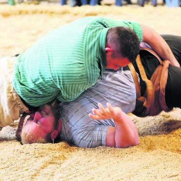 Strebels Blitzsieg - Kurzer Prozess: Joel Strebel gewinnt nach acht Sekunden gegen den Eidgenossen Lars Voggensperger. Bilder: Pascale Alpiger