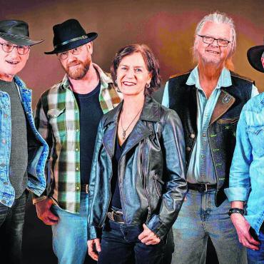 Die Arena doppelt nutzen - «Westwood» spielt an der neuen Country Rock Night beim «Sternen» (v. l.): Roger Rey, Jonas Bär, Brigitte Gehrig, Uele Baumgartner, Paul Fischer. Bild: zg