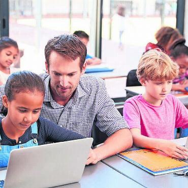 Wenn Bildung teuer wird - Die Schule verändert sich. Erst mussten die Gemeinden viel Geld in die IT-Ausrüstung stecken, jetzt folgen vielerorts weitere hohe Investitionen in den Schulraum. Bild: istockphoto