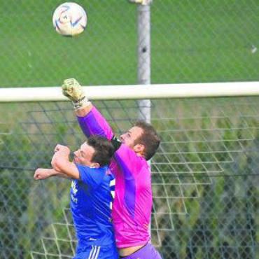 Klatsche im letzten Heimspiel - Sarmenstorfs-Goalie Silvan Sigg im «Duell» mit einem Mitspieler. Bild: awa/Archiv