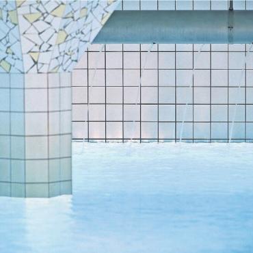 Moderne Verteilzentrale - Faszinierendes Bild: Das Wasser wird durch Löcher in den Einlaufrohren permanent in Bewegung gehalten, um das optisch unbefriedigende Ausflocken des Kalks an der Oberfläche zu verhindern.