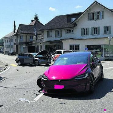 Gleich zweimal hats gekracht - Der erste der beiden Unfälle ereignete sich am Samstagmorgen mitten im Dorf. Dabei wurden beide Lenker leicht verletzt. Bilder: pz