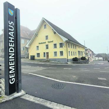 Reine Formalität - Das frühere Restaurant Central liegt direkt vis-à-vis des Gemeindehauses. Noch ist unklar, was mit der Liegenschaft passiert. Vorerst werden hier weiterhin Asylbewerber untergebracht. Bild: Chregi Hansen