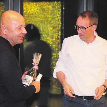Im Reich der Paletten - Nils Planzer (links), CEO der Planzer Holding, erhielt im Anschluss an sein Referat von Donatoren-Präsident Matthias Fricker eine Flasche Wein.