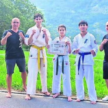 Einmal Gold, einmal Silber - Die Wohler Delegation in Trimmis (von links): Ciprian Tantu (Coach), Gioele Musaro, Lena Jankovic, Kashmir Islami, Graziano Musaro (Coach). Bild: zg