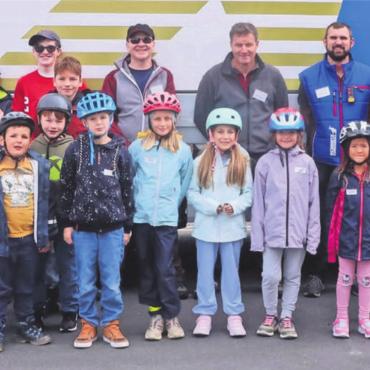 Sicherheit im Strassenverkehr - Die Kinder lernten im Kurs, richtig mit den Gefahren rund um die Lastwagen umzugehen. Und sie hatten zusammen mit dem Team von Pro Velo Wohlen grossen Spass dabei. Bild: zg