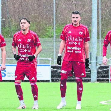 Riesiger Hoffnungsschimmer - Der FC Muri (v. l.: Valentin Gashi, Nicolas Braunschweig, Radovan Radevic, Eltion Shabani) wittert Morgenluft. Anstelle von vier Absteigern in seiner Gruppe wird es maximal noch drei geben. Die Chancen auf den Klassenerhalt sind gestiegen. Bild: Archiv/jl