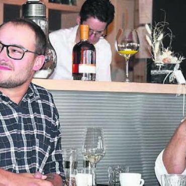 Seltene Storys – tolle Menschen - Dachdecker Dominik Karich aus Boswil (links) bekam nach einer abgebrochenen Lehre eine zweite Chance und packte diese voller Dankbarkeit. Zur Freude seines Arbeitgebers Roger Achermann (rechts).