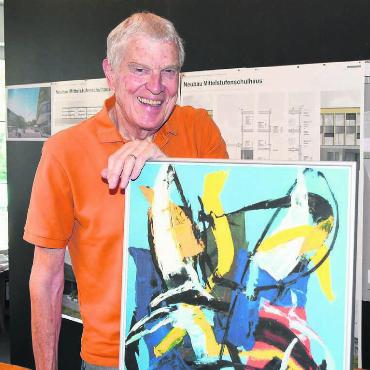 «Jedes Werk ein neues Abenteuer» - Einblick in ein riesiges Lebenswerk: Luca Montanarini mit einem Werk seines Vaters Luigi Montanarini. Bild: Daniel Marti