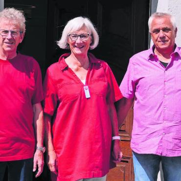 «Wir schaffen Platz für alle» - Sie bilden gemeinsam die IG Offenes Pfarreihaus in Hägglingen: Hans-Peter Stierli, Bea Geissmann und Markus Schmid (von links) vor dem Eingang zum Pfarreihaus, das so viele Begegnungen ermöglicht. Bild: Stefan Treier