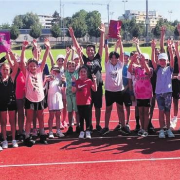 Olympiade mit elf Posten - Bei den Siegerehrungen konnten nur fröhliche Mädchen und Knaben von der Mittelstufe Bünzmatt/Anglikon beobachtet werden. Bilder: zg