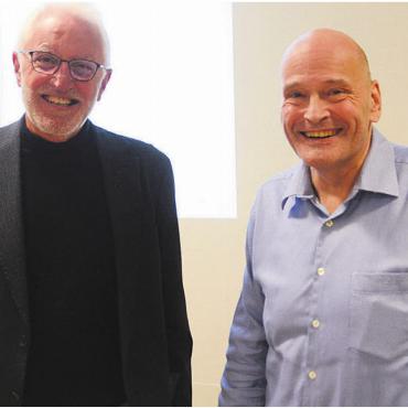 Eröffnung wohl im Sommer 2029 - Verbandspräsident Peter Spring (links) und Roger Cébe, Vorsitzender Geschäftsleiter, freuen sich, dass der Umbau und die Erweiterung im Alterszentrum Bärenmatt in Bremgarten einen wichtigen Schritt in Richtung Realisierung machen. Bild: Roger Wetli