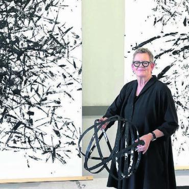 Umgebung voller Inspiration - Mit Skulpturen aus gebrauchten Holzbündel-Stahlbändern als Farbträger realisiert Christiane Hinrichs eigenwillige, grossflächige Bilder. Bild: Walter Minder